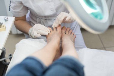 Güzellik salonunda pedikür SPA prosedürü. Ayak pedikürü ameliyatı. Pedikür için elektrikli aygıt.