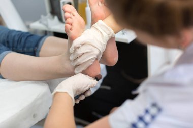 Güzellik salonunda pedikür SPA prosedürü
