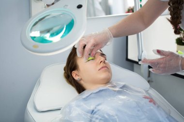 Kirpik uzatma prosedürü. Uzun kirpikli kadın gözü. Kırbaçlar, kapatın, seçili odak.