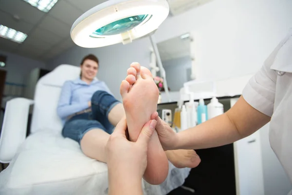 Nahaufnahme einer Fußmassage im Wellnessbereich. — Stockfoto