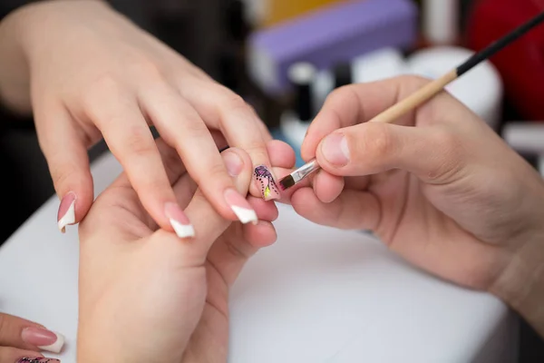 Closeup tiro homem fazendo manicure para mulher no salão de beleza . — Fotografia de Stock