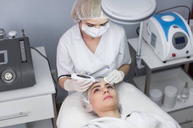 Cilt Bakımı. Yakın çekim güzel kadının ultrason kavitasyon yüz Peeling alma. Ultrasonik cilt temizlik yordamı. Güzellik bakımı. Kozmetik. Güzellik Spa salonları.