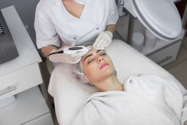 Cilt Bakımı. Yakın çekim güzel kadının ultrason kavitasyon yüz Peeling alma. Ultrasonik cilt temizlik yordamı. Güzellik bakımı. Kozmetik. Güzellik Spa salonları