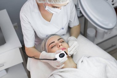 Cilt Bakımı. Yakın çekim güzel kadının ultrason kavitasyon yüz Peeling alma. Ultrasonik cilt temizlik yordamı. Güzellik bakımı. Kozmetik. Güzellik Spa salonları
