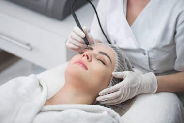 Ultrason boşluğu, yüz temizleme. Makro kadın portresi.