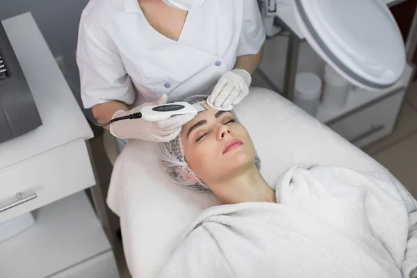 Cilt Bakımı. Yakın çekim güzel kadının ultrason kavitasyon yüz Peeling alma. Ultrasonik cilt temizlik yordamı. Güzellik bakımı. Kozmetik. Güzellik Spa salonları
