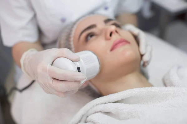 Cosmetologia. Bella donna che riceve cavitazione ecografica facciale della pelle. Primo piano del viso femminile che riceve cosmetici anti-invecchiamento utilizzando la macchina di cavitazione ad ultrasuoni. Cura del corpo . — Foto Stock