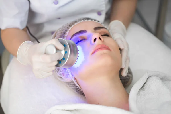 Masajeador ultrasónico. El tratamiento claro de la piel, la mujer en el salón de belleza . — Foto de Stock