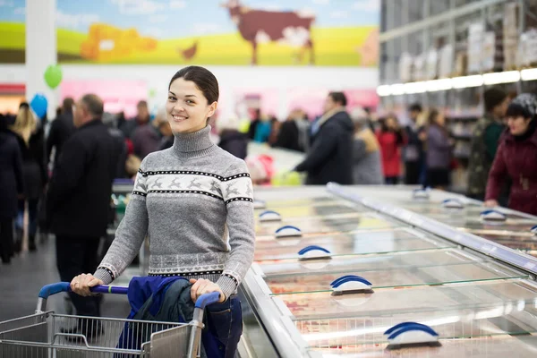 Молодая красивая девушка делает покупки в супермаркете — стоковое фото