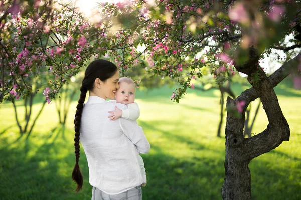 Portret Prachtige moeder en baby buiten. De natuur. Schoonheid mama en haar kind spelen in het park. — Stockfoto