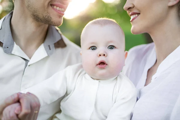 Портрет красива мати, батько і дитина на відкритому повітрі. Щаслива сім'я на літньому лузі . — стокове фото