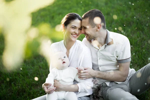 Portret Prachtige moeder, vader en baby buiten. Gelukkige familie op een zomerweide. — Stockfoto