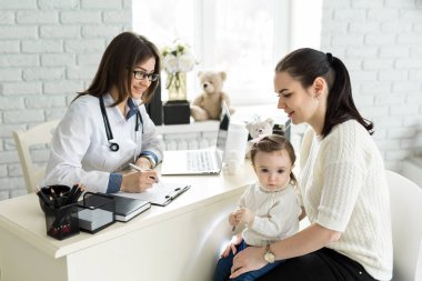 Hastanede Anne ve Çocukla Çocuk Doktoru Toplantısı.