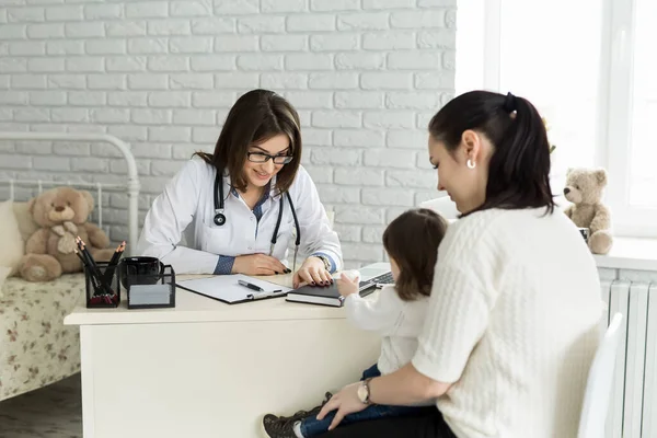 Kinderarzt-Treffen mit Mutter und Kind im Krankenhaus. — Stockfoto