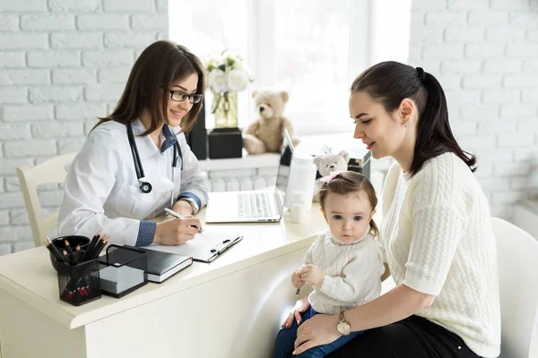 Kinderarzt-Treffen mit Mutter und Kind im Krankenhaus. — Stockfoto