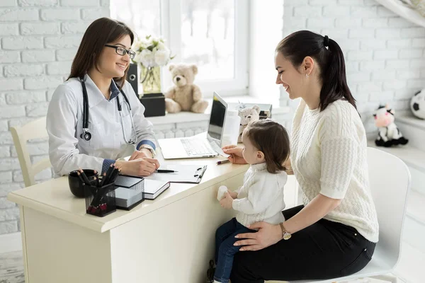 Kinderarzt-Treffen mit Mutter und Kind im Krankenhaus. — Stockfoto