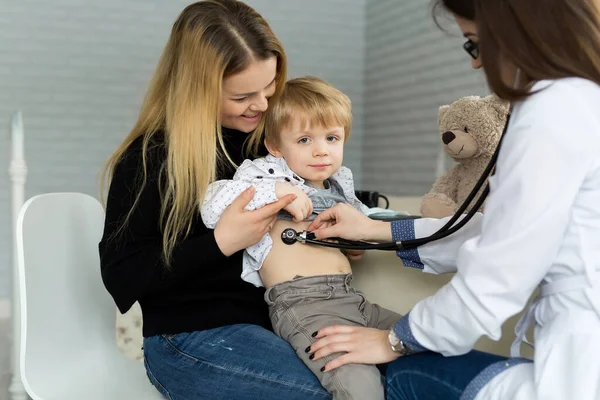 Facharzt für Allgemeinmedizin Kinderarzt im weißen Uniformkleid hört Lungen- und Herztöne von Kinderpatientin mit Stethoskop: Arzt untersucht Kind nach Rücksprache im Krankenhaus. — Stockfoto