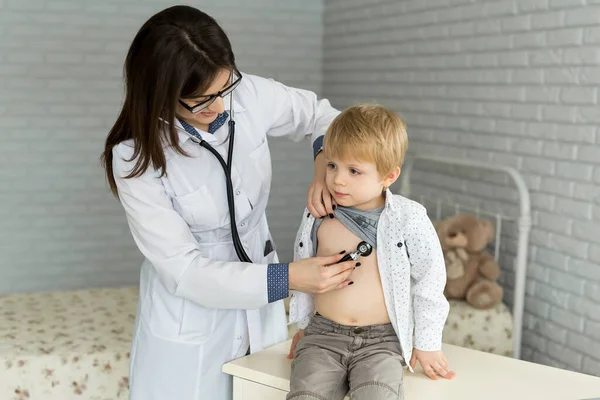 Professzionális általános orvosi gyermekorvos orvos fehér egyenruha hallgatni tüdő és szív hangja gyermek beteg sztetoszkóppal — Stock Fotó