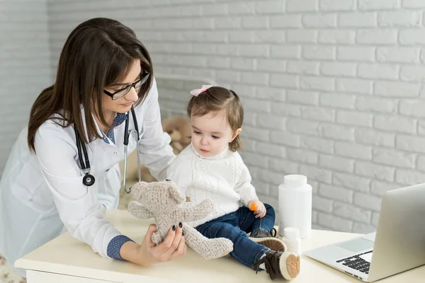 Nettes Kind Mädchen spielt Arzt mit Plüschtier. — Stockfoto