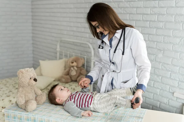 Доктор осматривает ребенка в больнице. Педиатр осматривает младенца . — стоковое фото