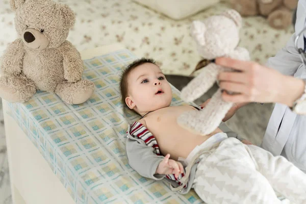 Arzt untersucht Baby im Krankenhaus. — Stockfoto