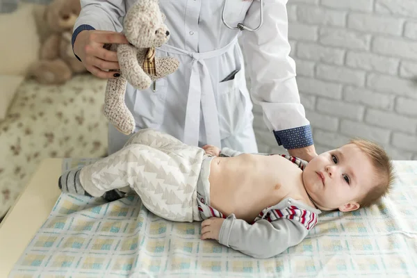 Arzt untersucht Baby im Krankenhaus. — Stockfoto