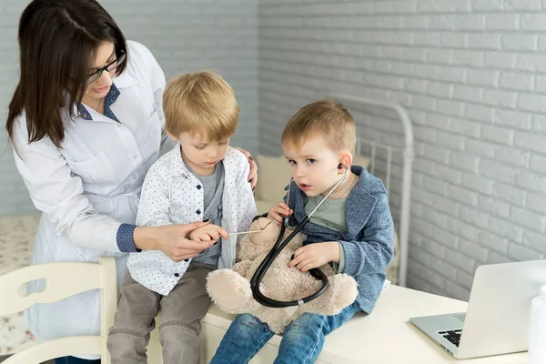 Kinderärzte spielen mit einem Spielzeugpatienten. — Stockfoto