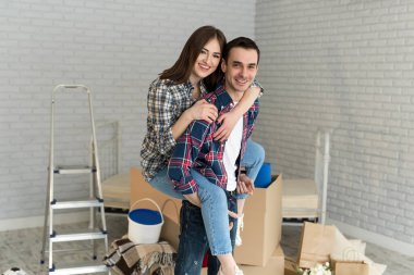 Mutlu çift taşınma gününde yeni evde eğleniyor.