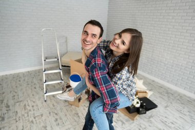 Mutlu çift taşınma gününde yeni evde eğleniyor.