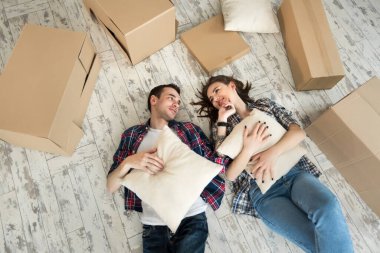 Ev, insanlar, onarım ve emlak kavramı. Karton kutuları olan mutlu bir çift..