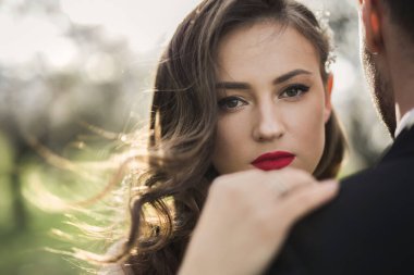 Gelin ve damat yeşil ormanda.