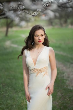 Yeşil ormanda beyaz elbiseli güzel bir gelin..