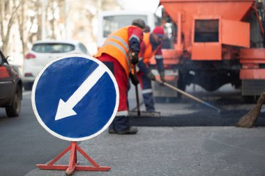 Yol çalışması alanında uyarı sokak tabelası.