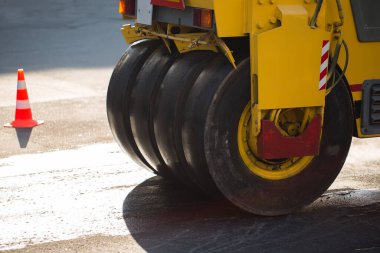 Yol tamiratı sırasında asfaltı sıkıştıran yol pateni.