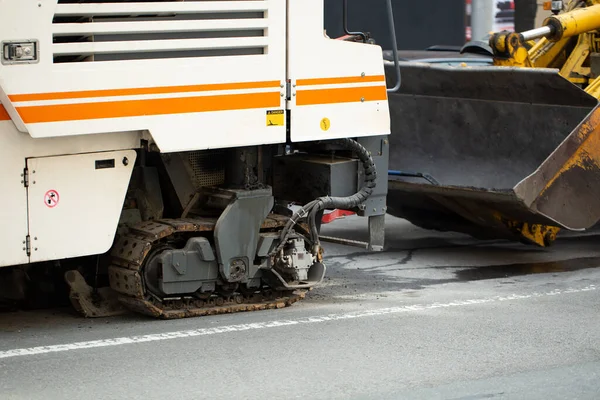 Fresatura di asfalto per la ricostruzione stradale sul viale . — Foto Stock