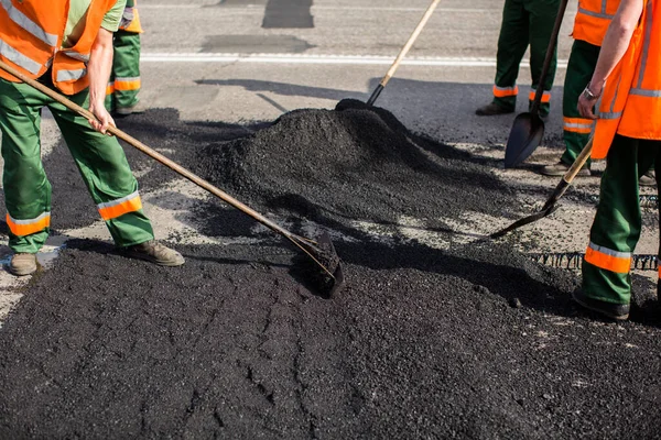 Lavoratori su asfalto spianatrice durante lavori di riparazione stradale. La strada sta riemergendo. Costruzione di asfalto fresco. Brutta strada . — Foto Stock