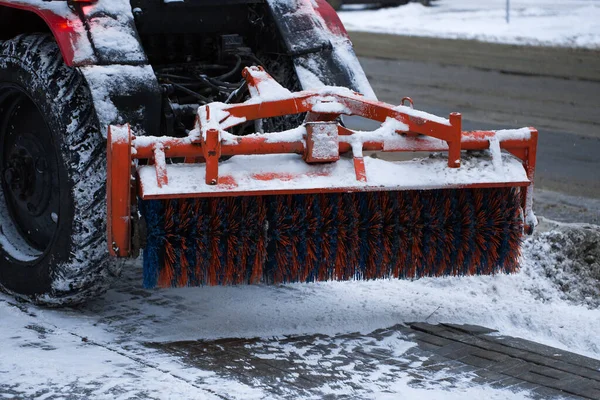 Trator limpa a neve com uma escova na avenida da cidade. — Fotografia de Stock
