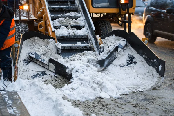Máquina de remoção de neve limpa a rua da neve. Os trabalhadores varrem a neve da estrada no inverno, limpando a estrada da tempestade de neve . — Fotografia de Stock