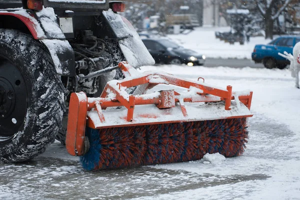 Tractor reinigt sneeuw met een borstel op de City Avenue. — Stockfoto