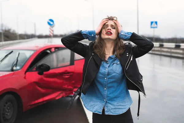 La mujer se para cerca de un coche roto después de un accidente. pedir ayuda. seguro de coche . — Foto de Stock