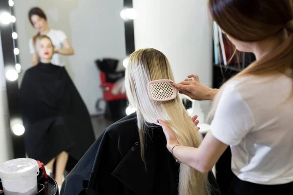 Pentear o cabelo. O mestre no cabeleireiro prepara a menina clientes para restaurar os procedimentos . — Fotografia de Stock