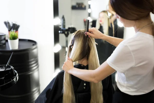 Mulher loira morrendo seu cabelo no salão de beleza . — Fotografia de Stock