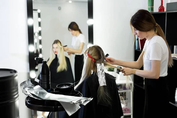 Processo de tingir o cabelo no salão de beleza . — Fotografia de Stock