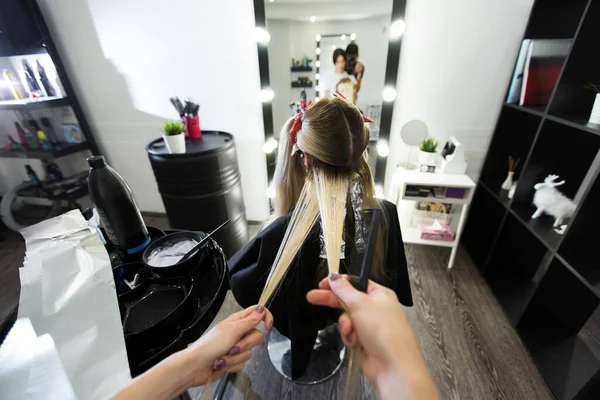 Mulher loira morrendo seu cabelo no salão de beleza . — Fotografia de Stock