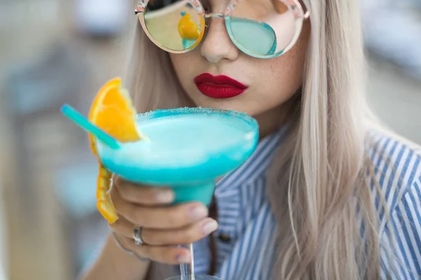 Retrato de una joven con una copa de cóctel en el bar. Hermosa chica disfrutando de cóctel alcohólico fuera . — Foto de Stock