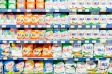 Bulanık beyazlatıcı, kumaş yumuşatıcı, çamaşır deterjanı, modern bakkal perakendecisindeki rafları temizlemek. Temizlik, bakkal, ev koridorları, tavandan tavana kadar..