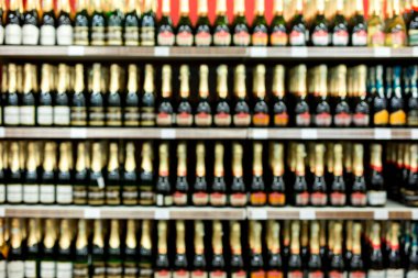 Süpermarketteki alkol deposunun bulanık görüntüsü