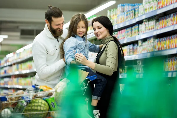 Семья с корзиной с едой посещения супермаркета . — стоковое фото