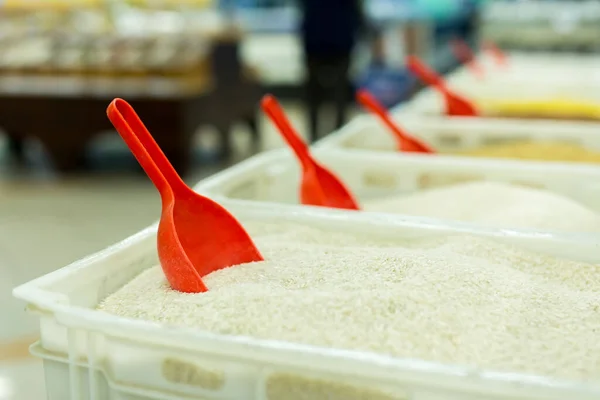 Ris och annan spannmål på disken i snabbköpet. köpa groats i storen — Stockfoto