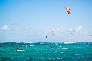 Mauritius 'taki Le Morne plajındaki uçurtmacılar.